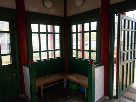 吉備真備駅前赤楼待合室