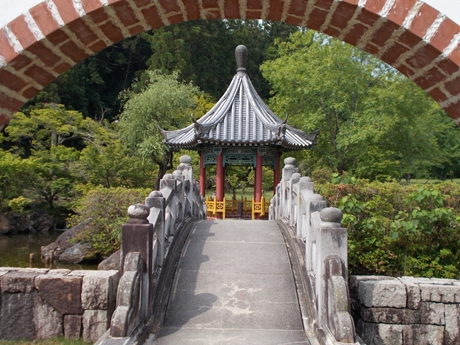 まきび公園潜り門